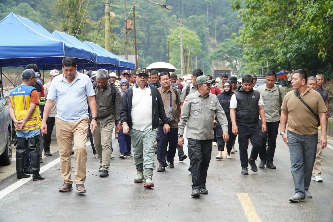 Danpomdam XX/TIB saat meninjau lokasi longsor jembatan kembar
